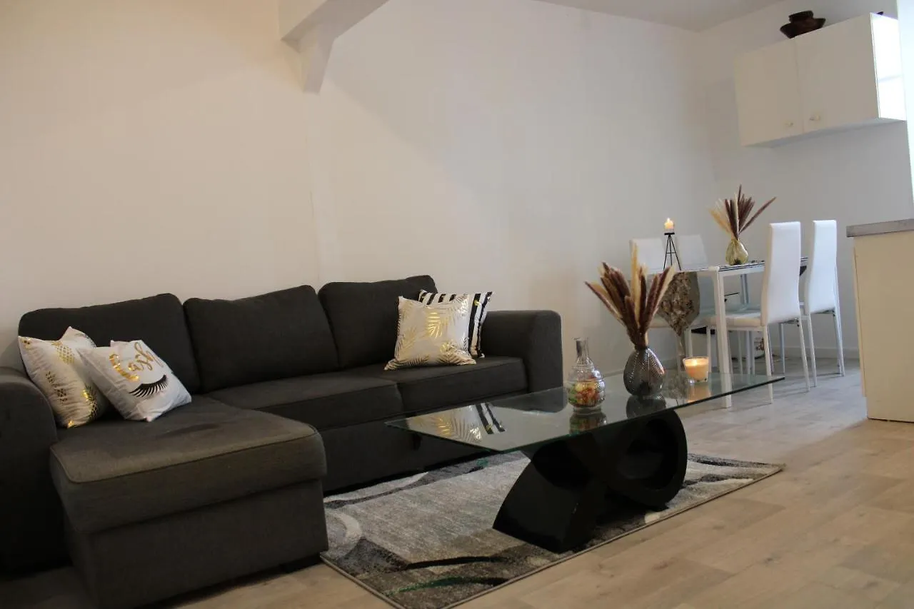 Appartement T2, Meuble Et Chaleureux; Tout Compris, Juste En Face De La Gare Lorient Apartment